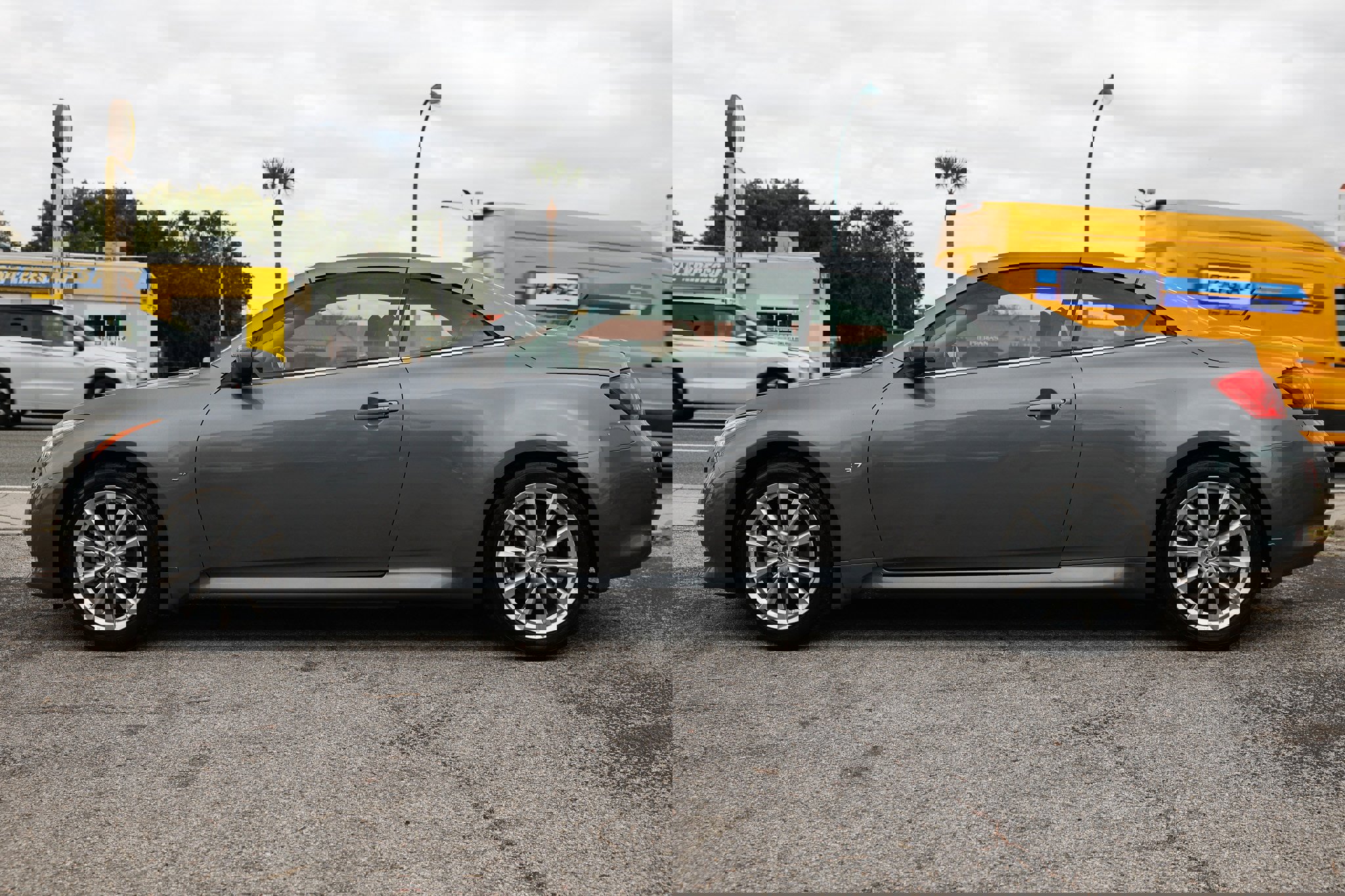 Used 2014 INFINITI Q60 Convertible w/ Premium Package image 8