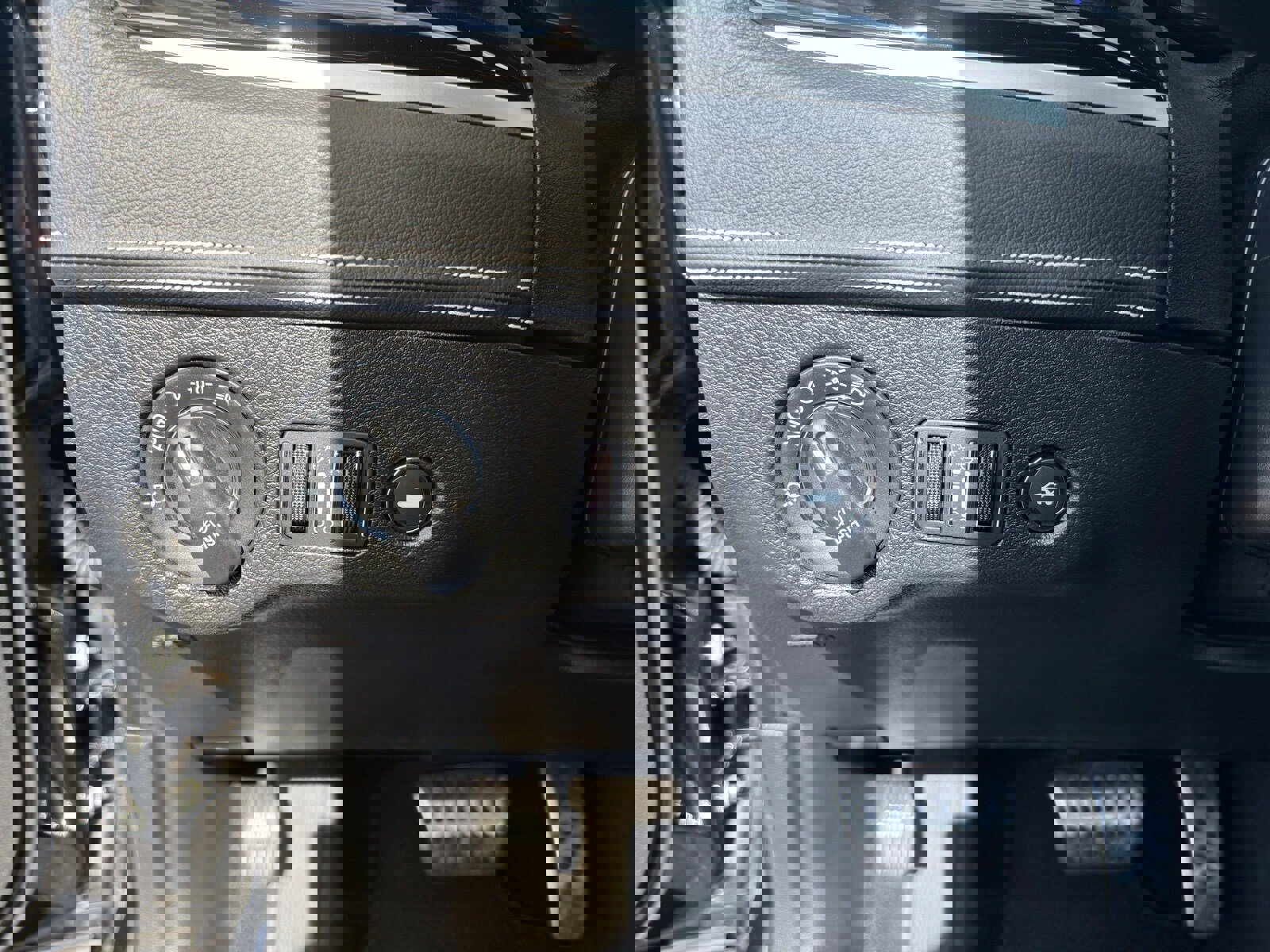 Used 2023 Chrysler 300 C image 34