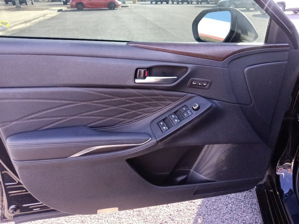 Used 2021 Toyota Avalon Limited image 11