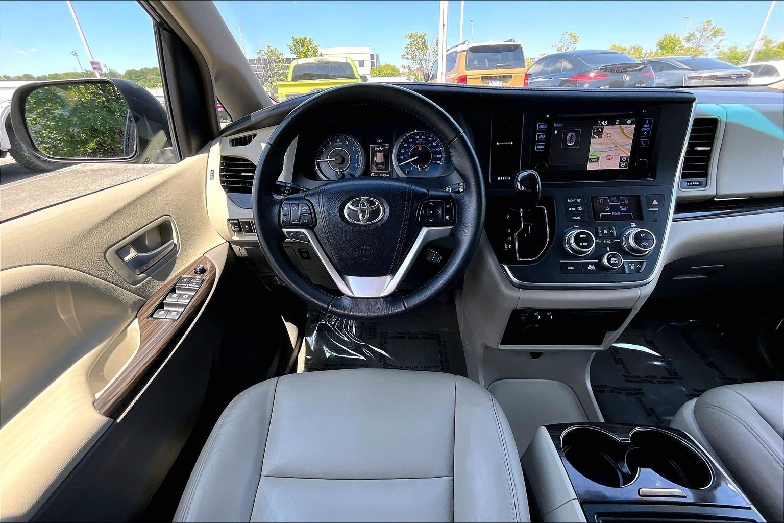 Used 2017 Toyota Sienna XLE FWD image 5