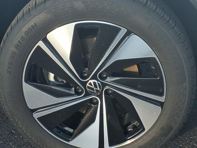 Certified 2024 Volkswagen Taos SE image 2