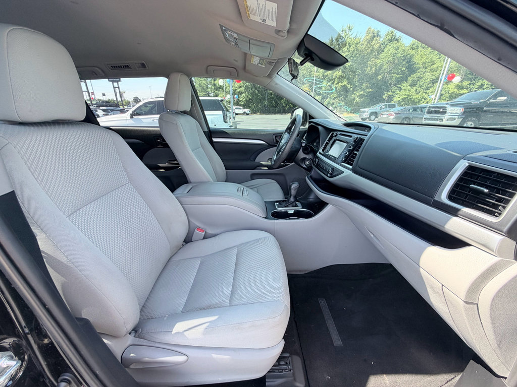 Used 2019 Toyota Highlander LE FWD image 22