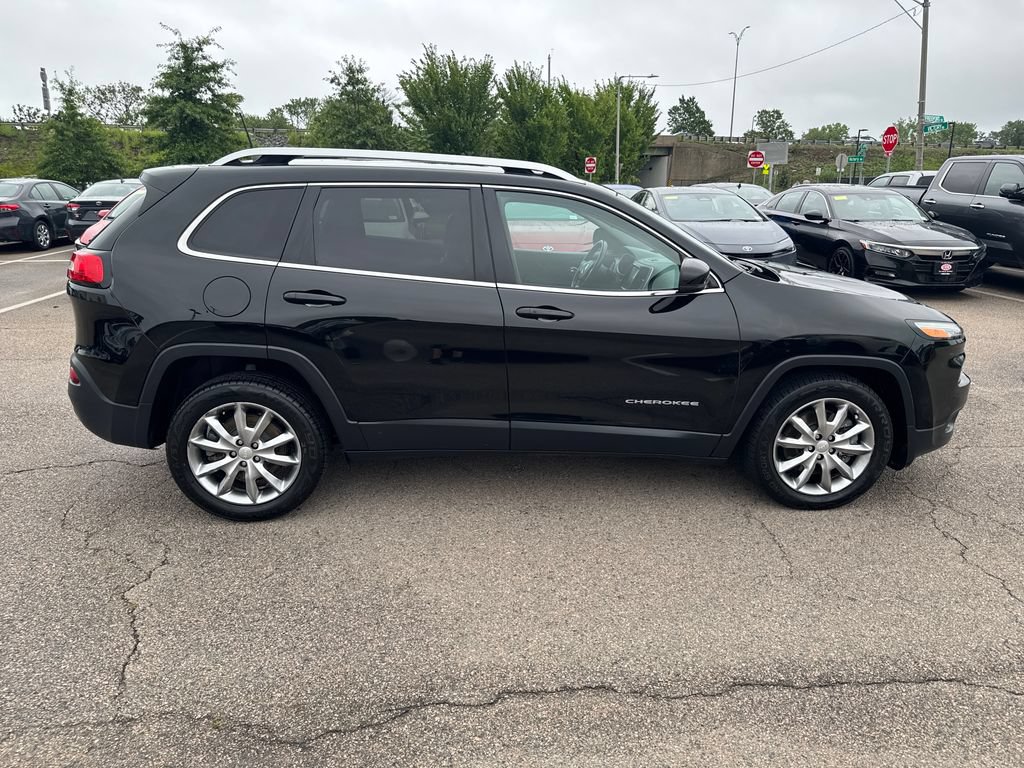 Used 2017 Jeep Cherokee Limited w/ Luxury Group FWD image 10
