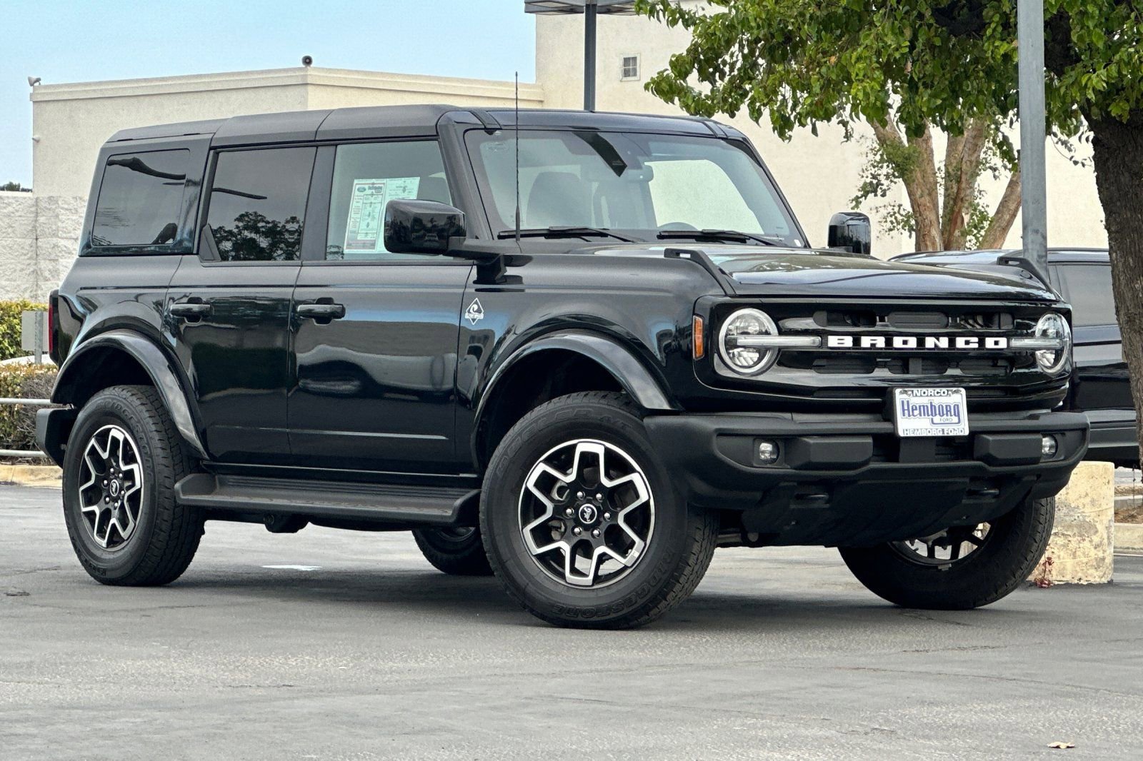 Used 2025 Ford Bronco Outer Banks image 2