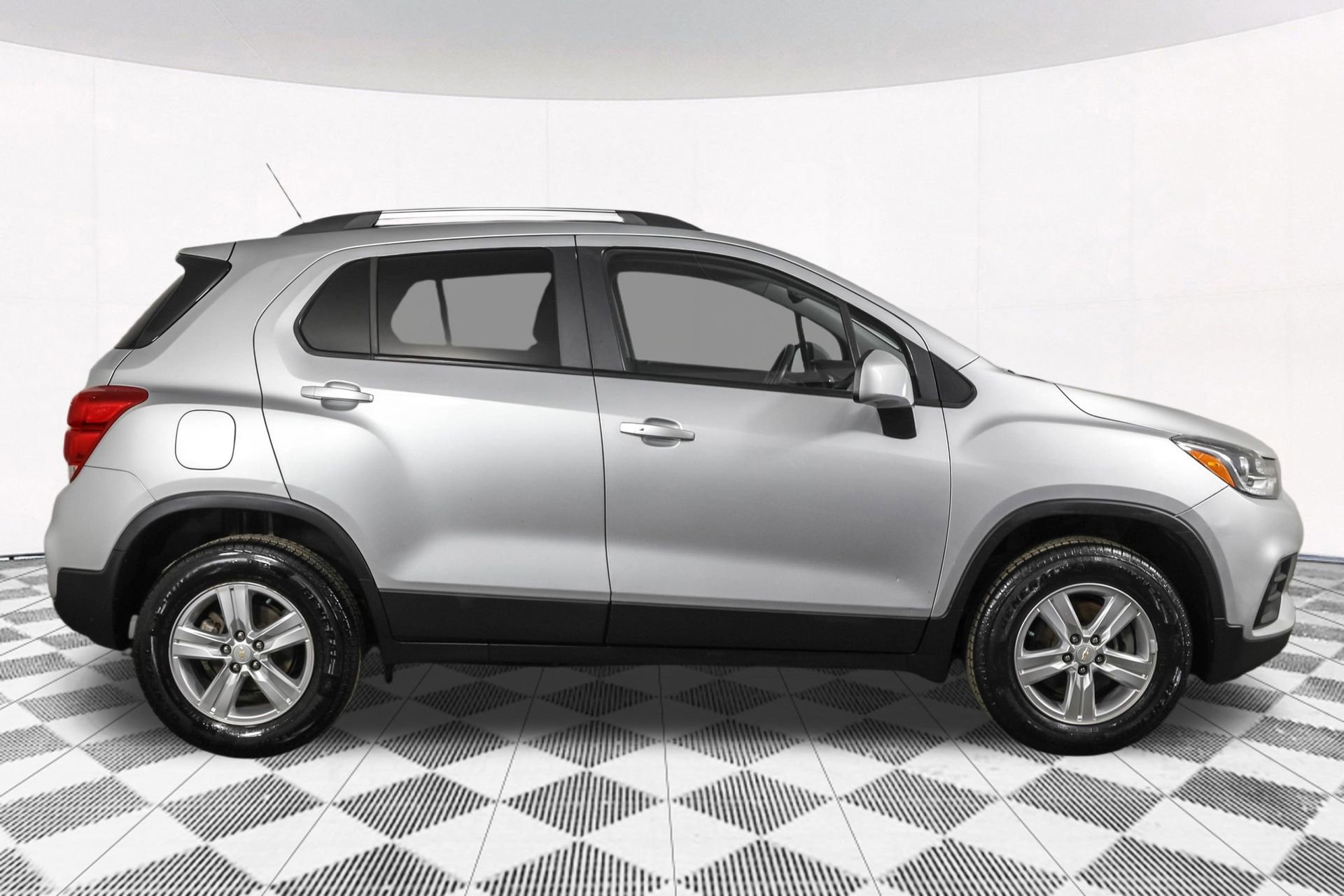 Used 2022 Chevrolet Trax LT w/ LT Convenience Package image 13