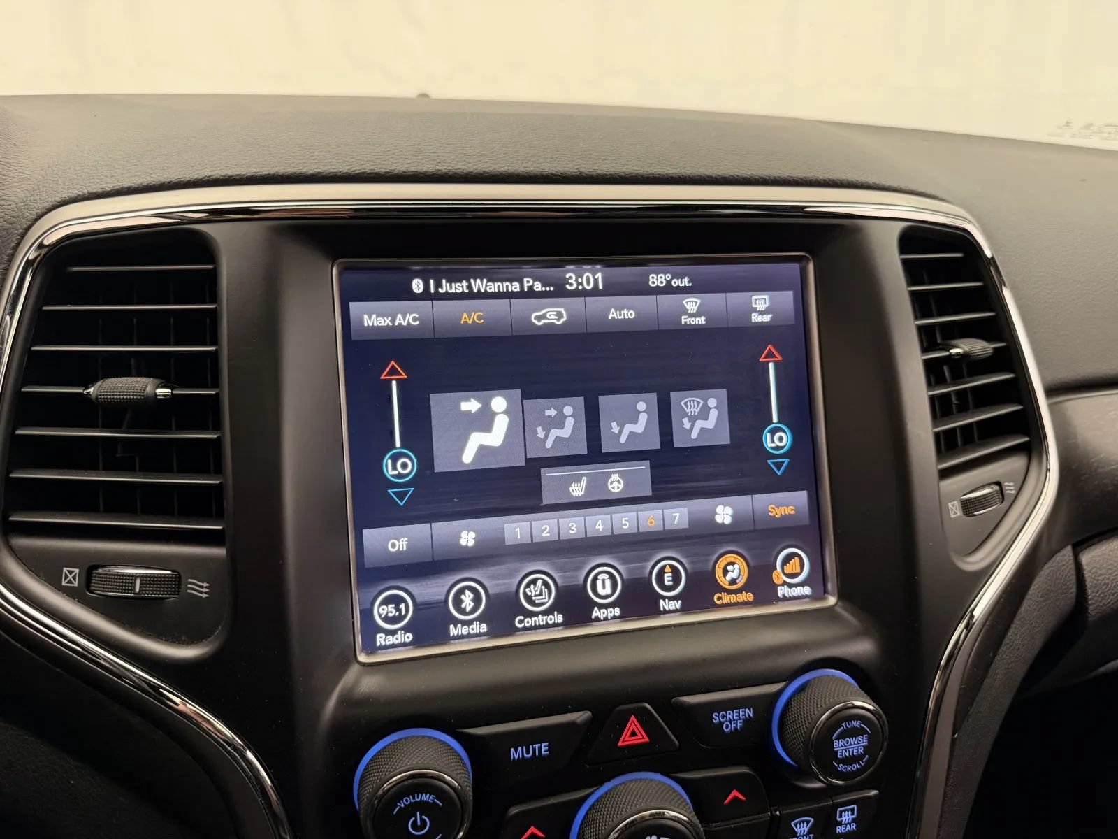 Used 2018 Jeep Grand Cherokee Altitude AWD/4WD image 22