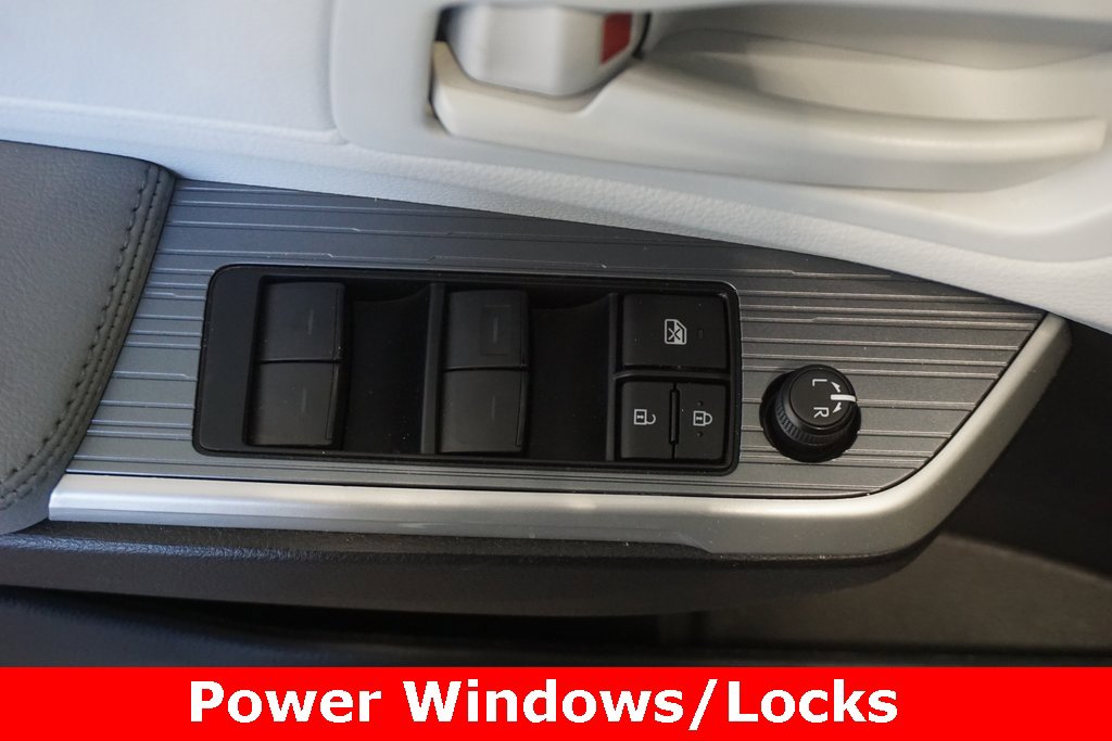 Used 2025 Toyota Sienna LE image 5