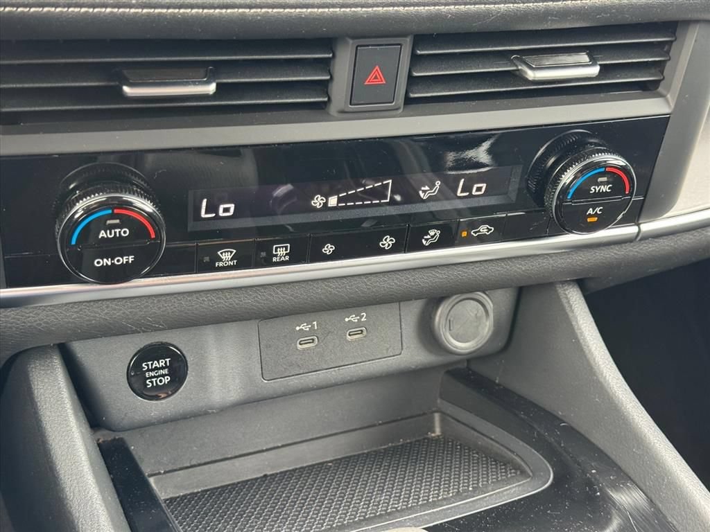 Certified 2025 Nissan Rogue SV FWD image 22