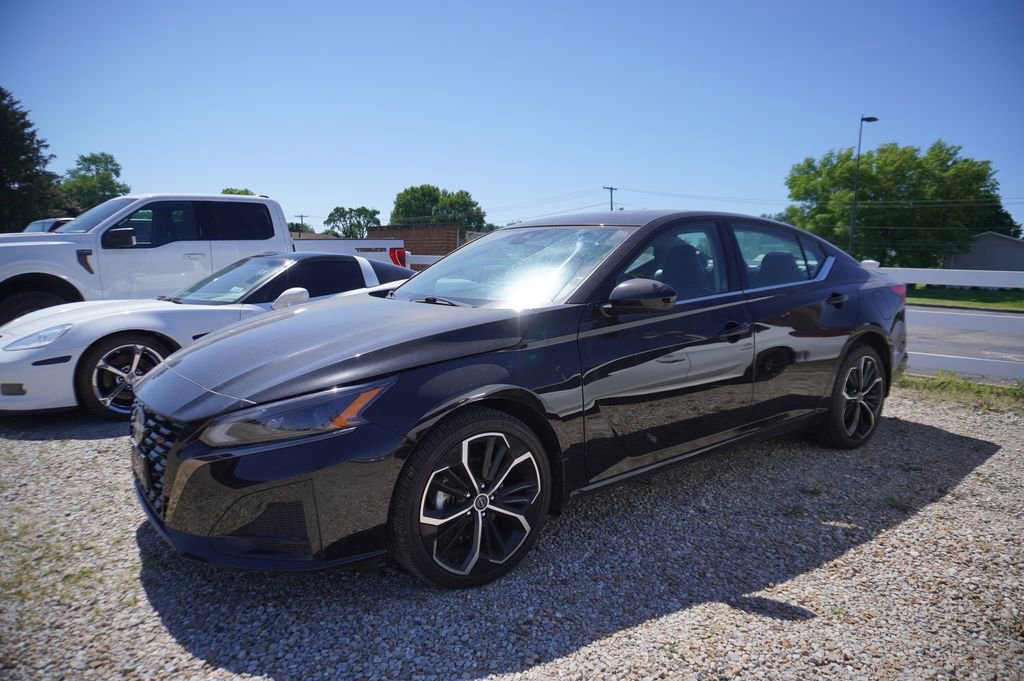 Used 2023 Nissan Altima 2.5 SR w/ SR Premium Package AWD/4WD image 1