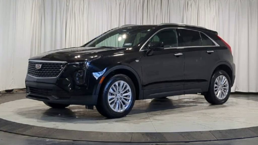 Used 2024 Cadillac XT4 Luxury w/ Cold Weather Package image 5