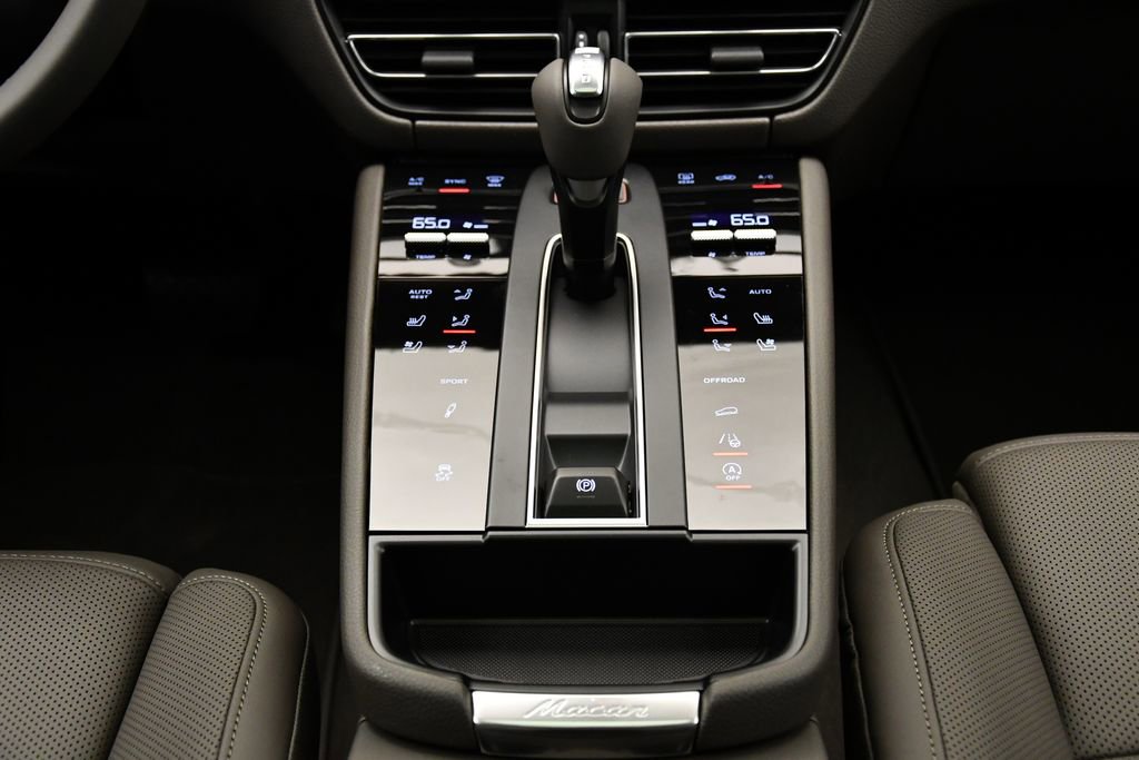 Used 2025 Porsche Macan image 28