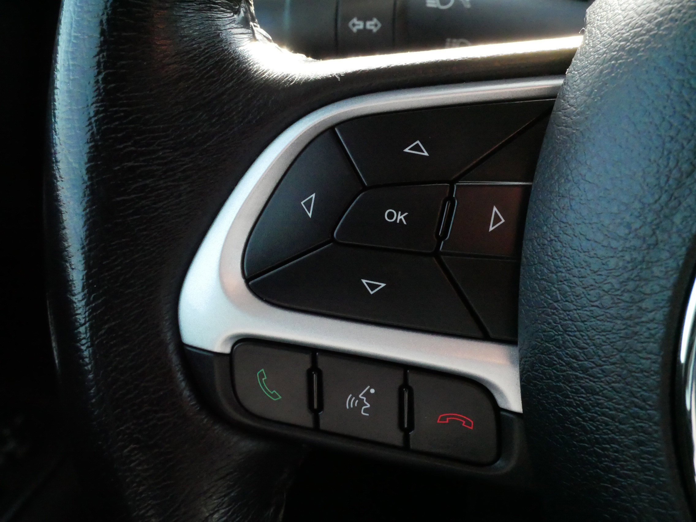 Used 2018 Jeep Renegade Latitude w/ Cold Weather Group image 26