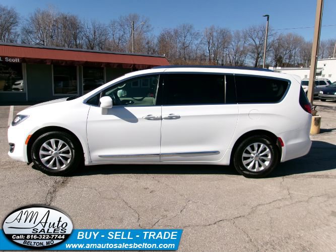 Used 2018 Chrysler Pacifica Touring-L image 2