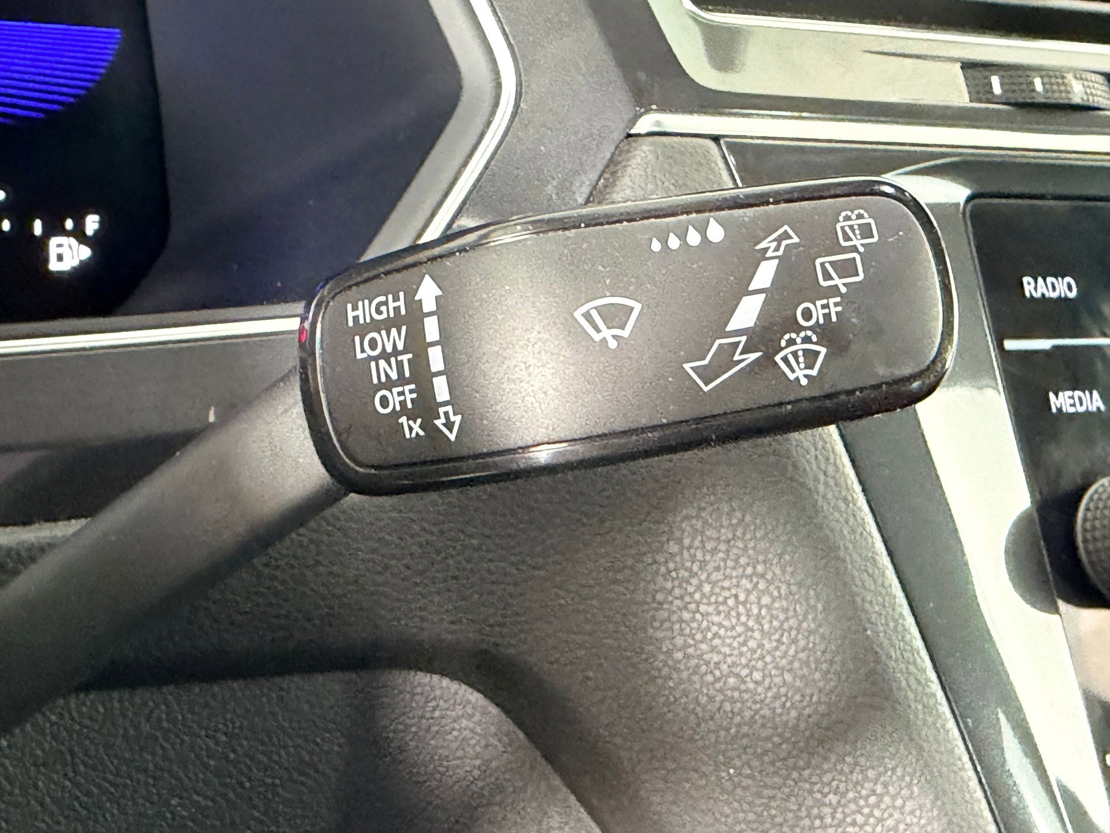 Used 2022 Volkswagen Tiguan SE AWD/4WD image 28