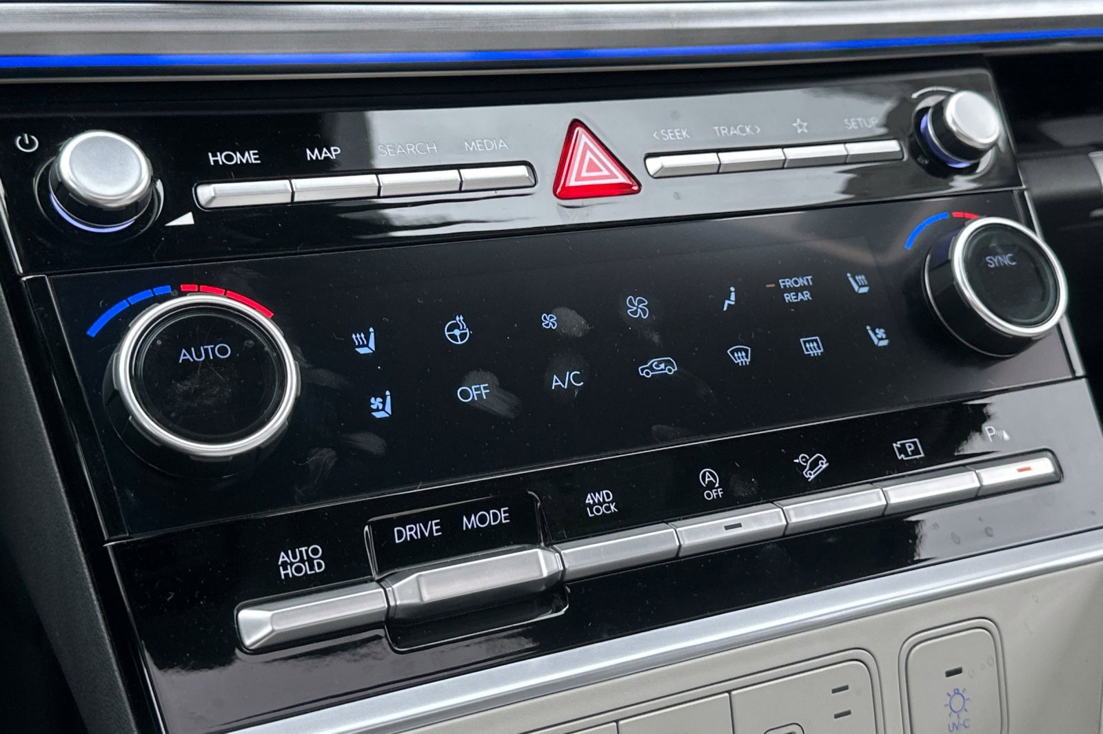 Used 2025 Hyundai Santa Fe Limited image 31