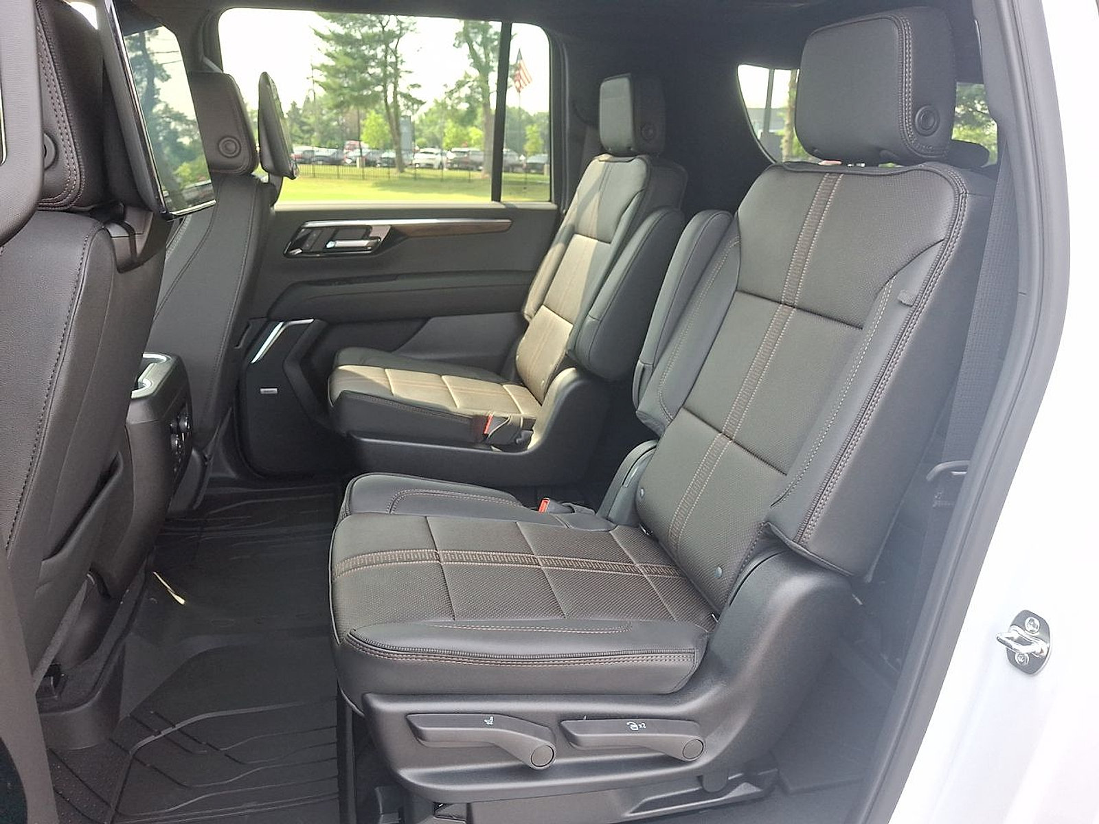 New 2026 Chevrolet Suburban High Country AWD/4WD image 13