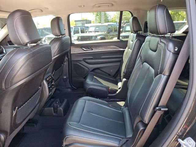 Used 2023 Jeep Grand Cherokee L Limited w/ Black Appearance Package AWD/4WD image 11