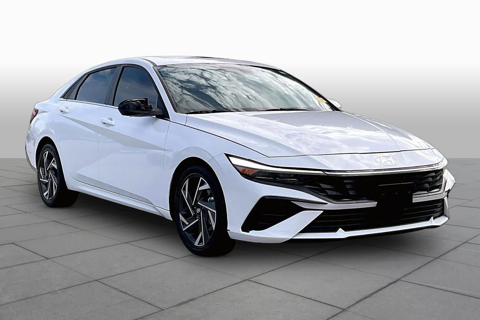 Used 2025 Hyundai Elantra SEL w/ Cargo Package FWD image 3