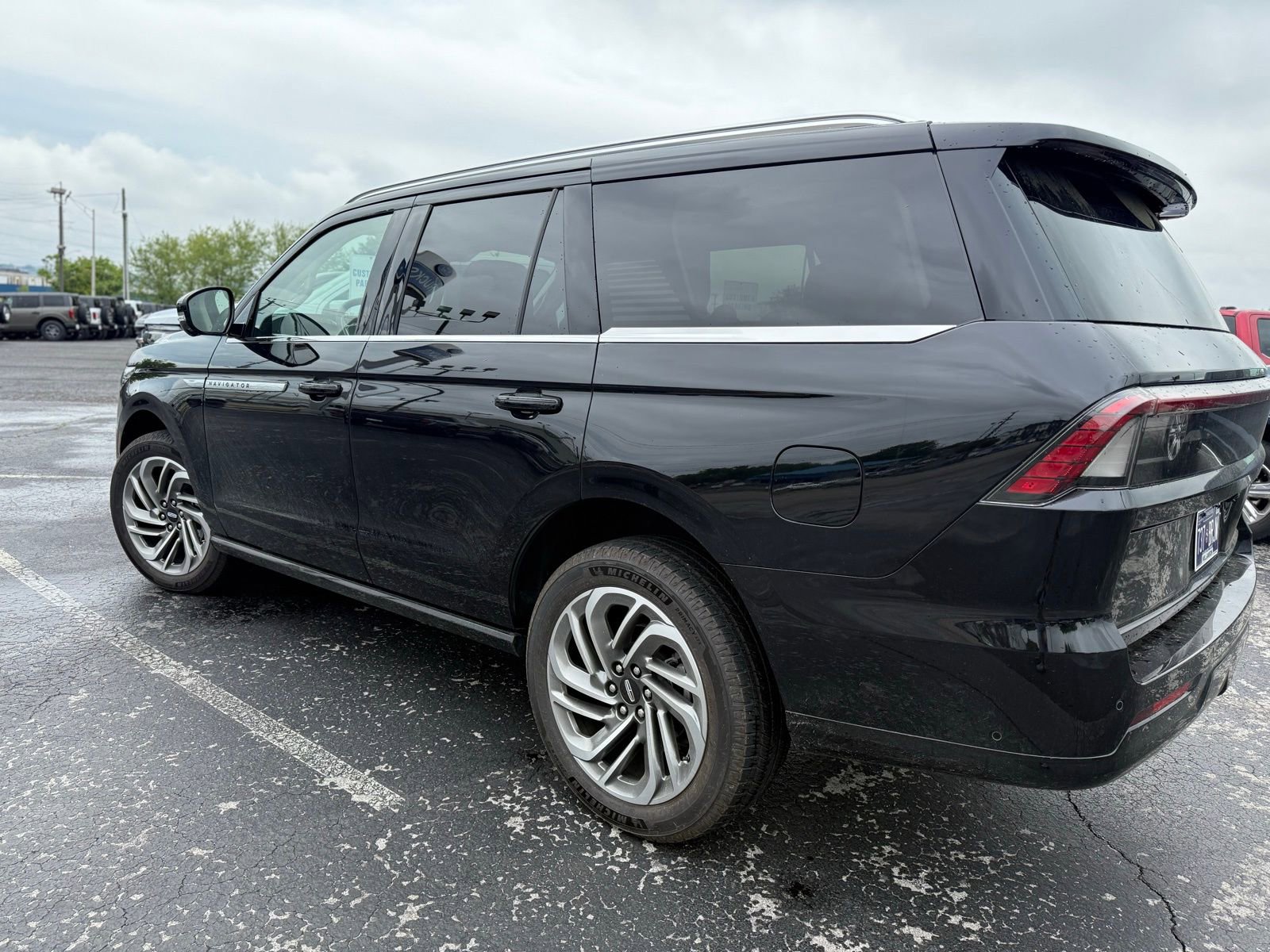 Used 2025 Lincoln Navigator Reserve AWD/4WD image 3