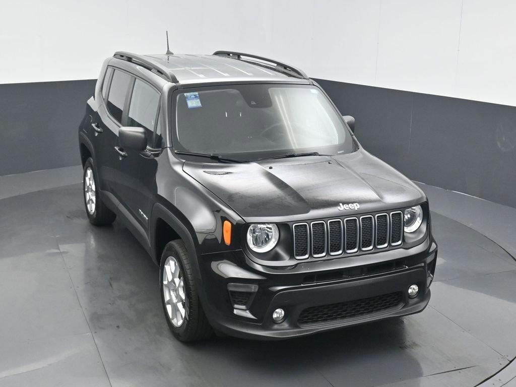 Used 2022 Jeep Renegade Latitude AWD/4WD image 3