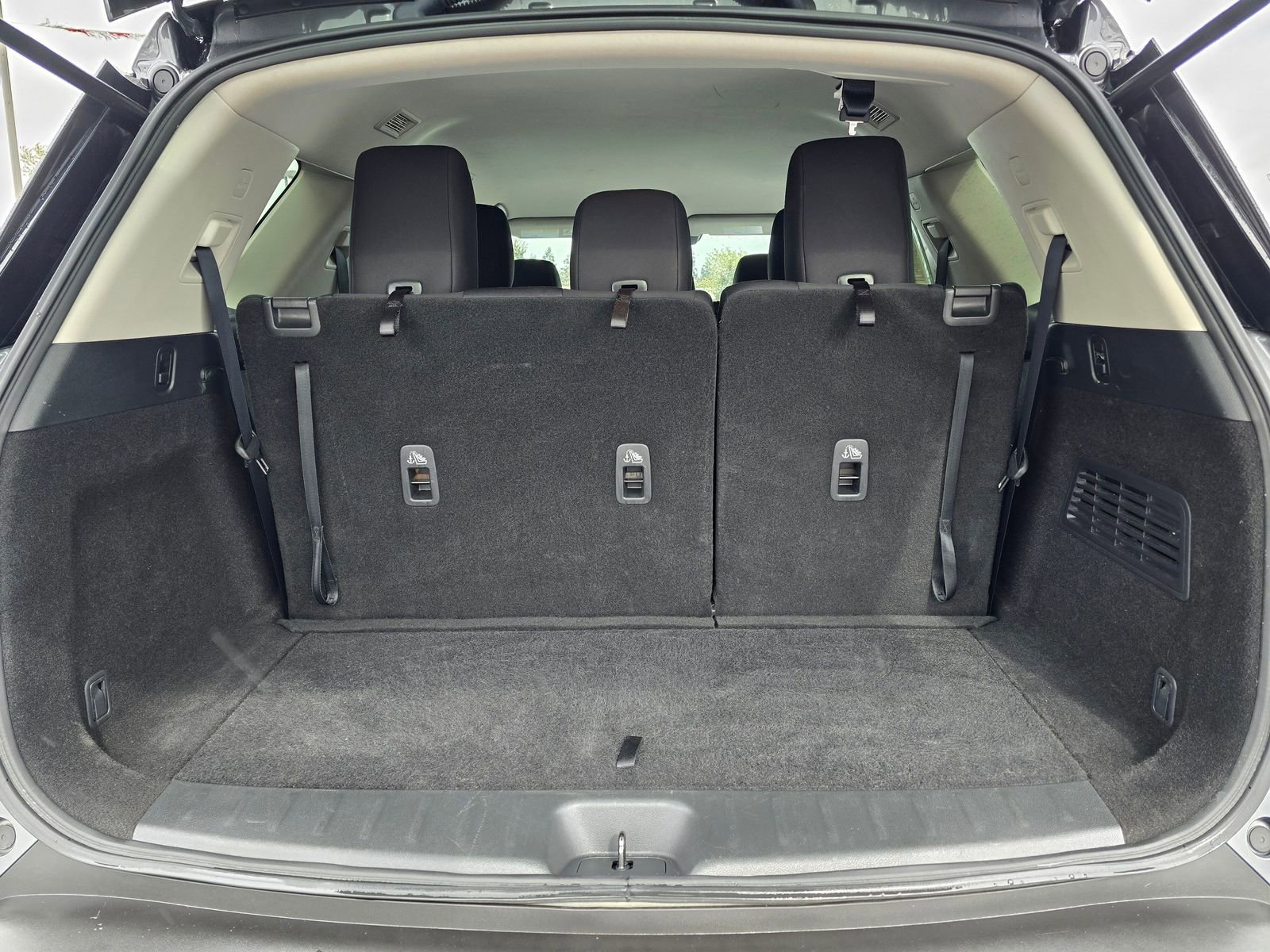 Used 2024 Nissan Pathfinder SV image 33