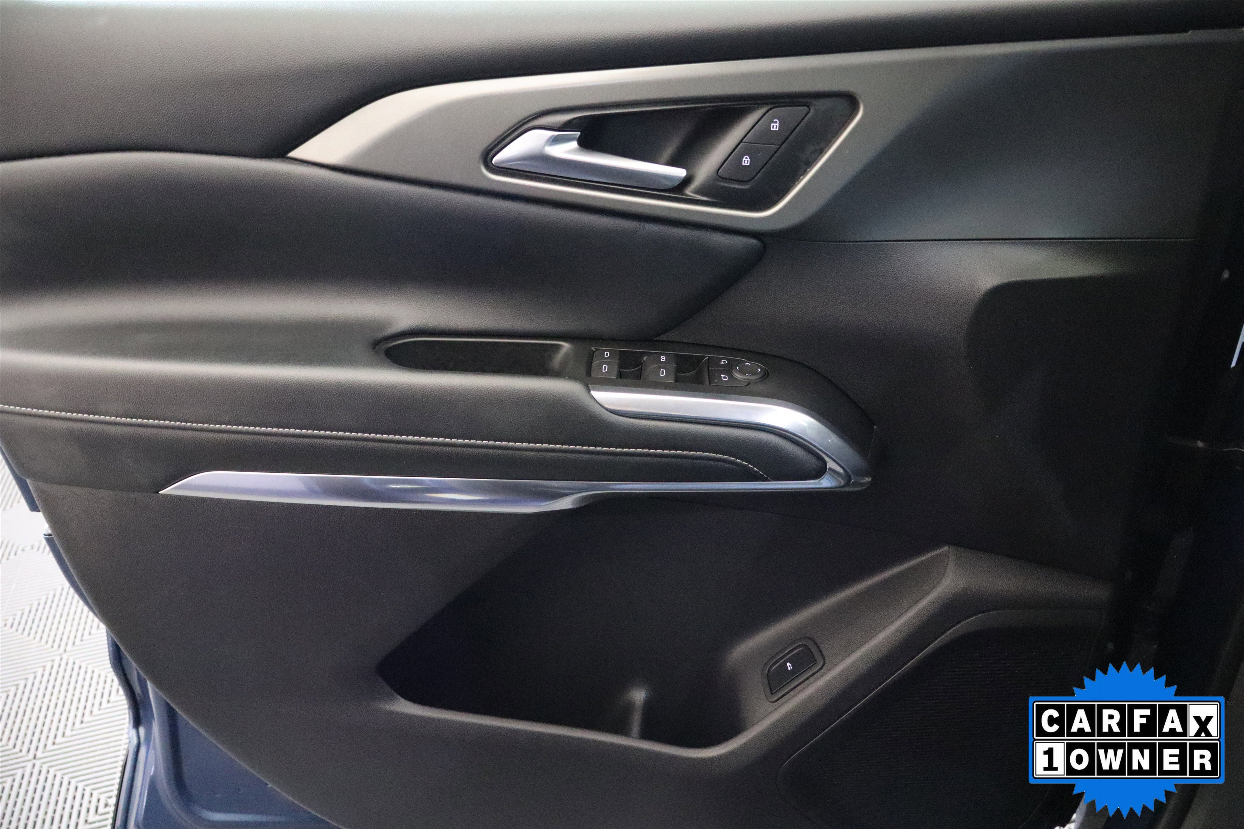 Used 2025 Chevrolet Traverse LT image 32