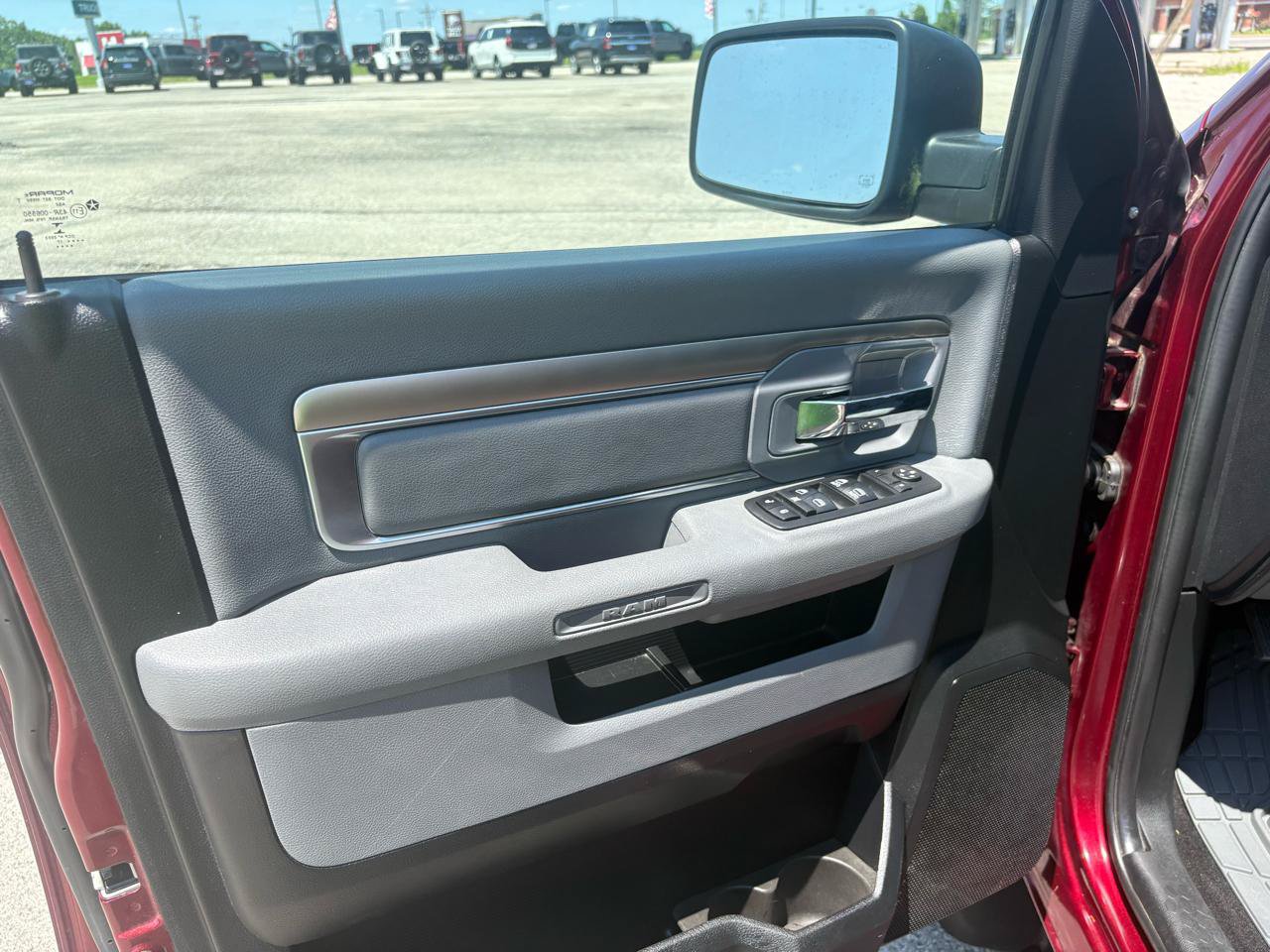 Used 2017 RAM 1500 Classic SLT AWD/4WD image 13