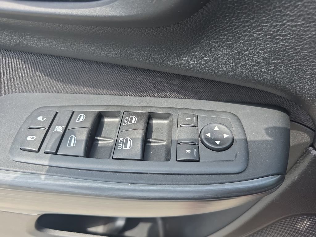 Used 2015 Jeep Cherokee Latitude FWD image 24