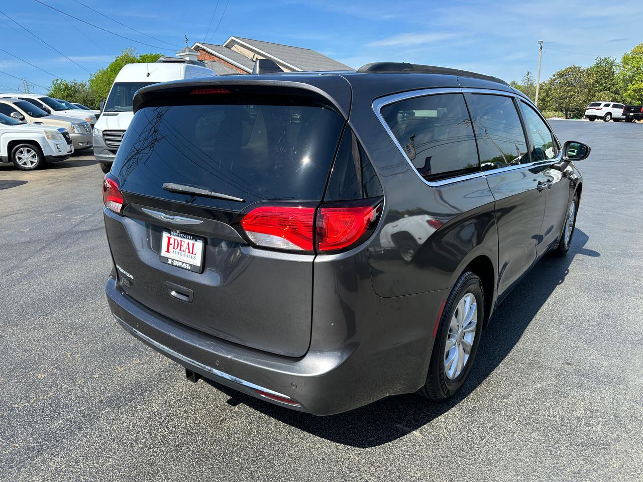 Used 2017 Chrysler Pacifica Touring-L image 4