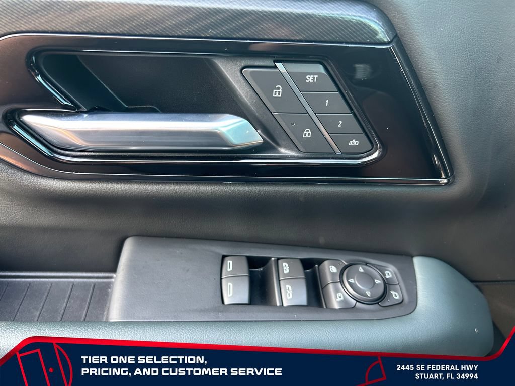 Used 2025 GMC Yukon AT4 AWD/4WD image 17