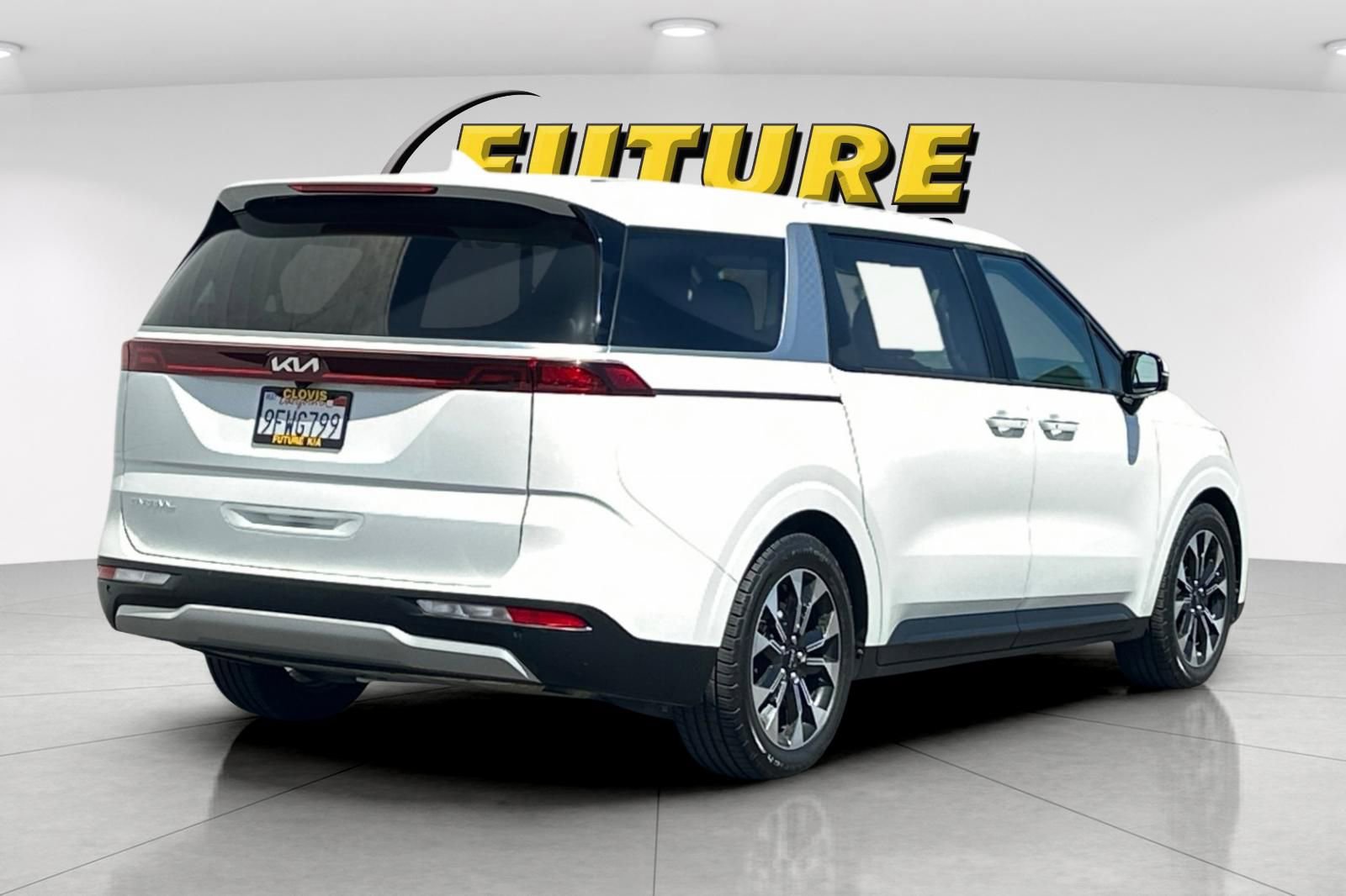 Used 2023 Kia Carnival EX image 4