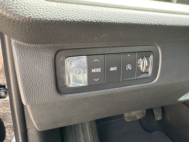 Used 2025 Chevrolet Traverse LT w/ Sun and Wheel Package image 18