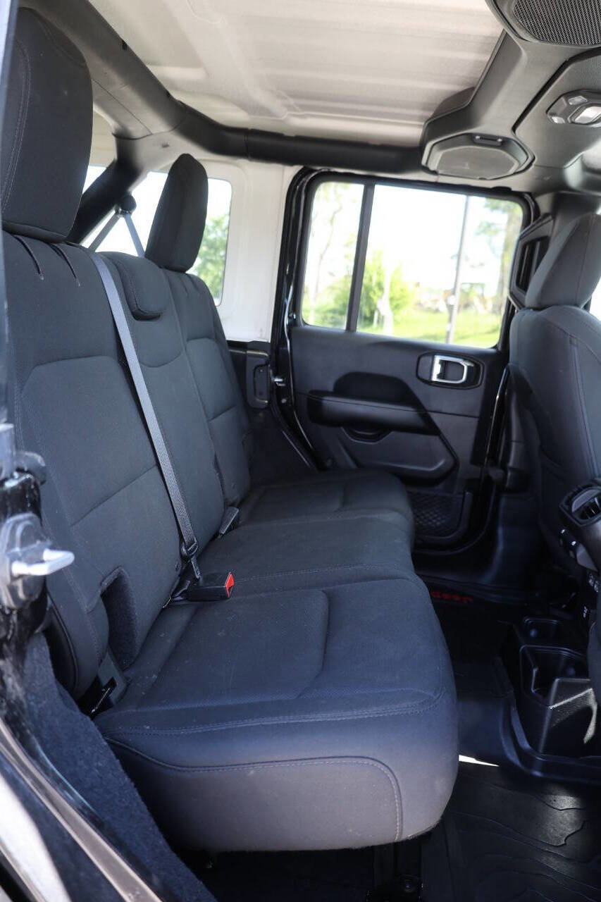 Used 2018 Jeep Wrangler Unlimited Sahara image 16