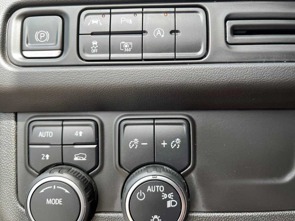 Used 2023 Chevrolet Tahoe LT w/ Luxury Package AWD/4WD image 16