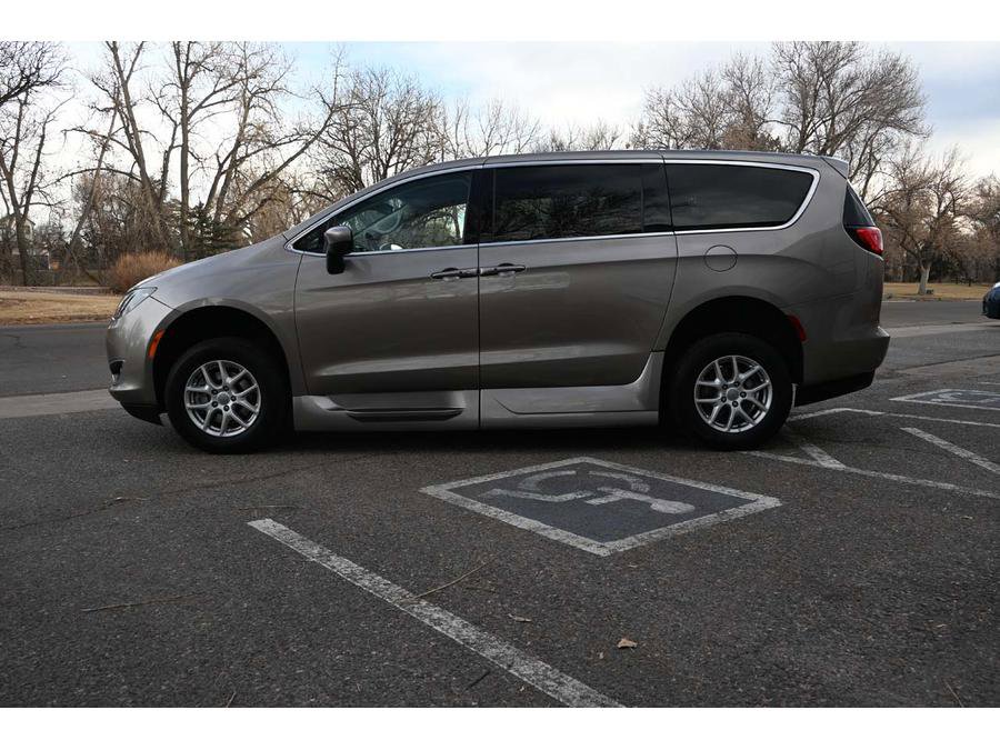 Used 2017 Chrysler Pacifica Touring FWD image 9