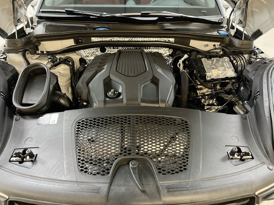 Certified 2025 Porsche Macan AWD/4WD image 32