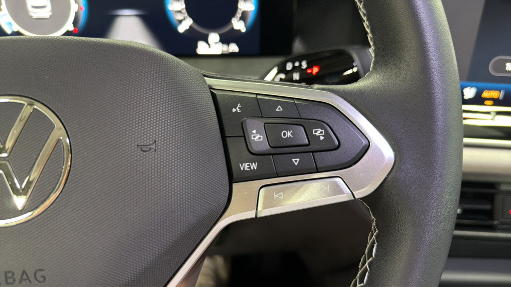 Used 2025 Volkswagen Tiguan SE AWD/4WD image 24