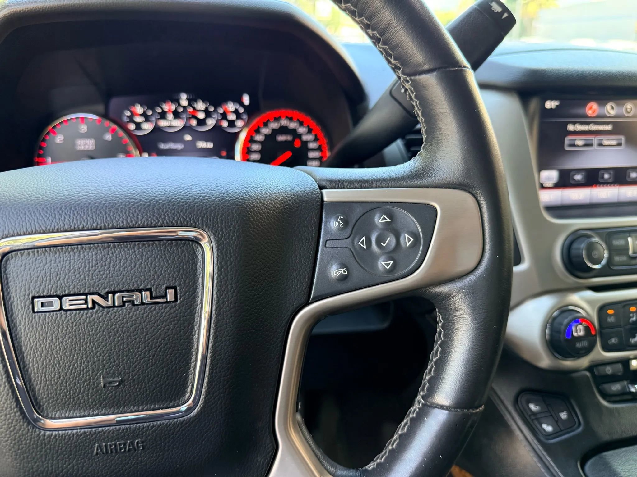 Used 2015 GMC Yukon Denali AWD/4WD image 25