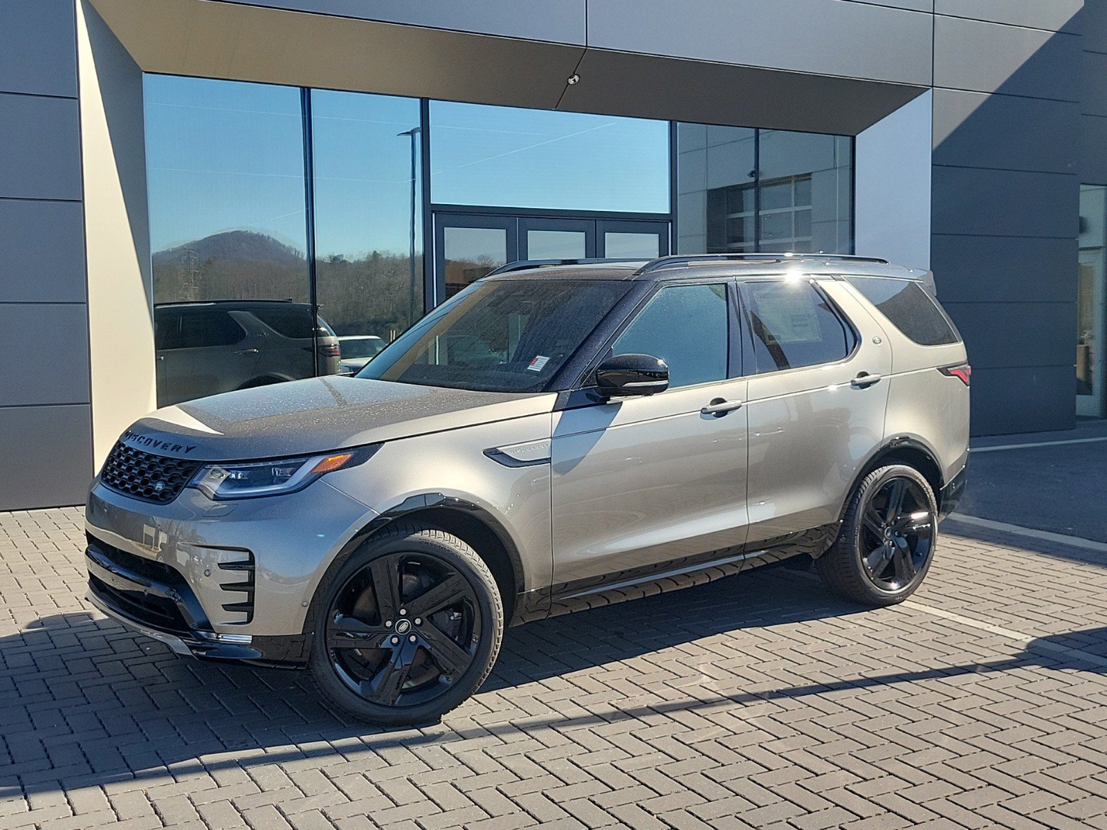 Certified 2025 Land Rover Discovery Dynamic SE image 1
