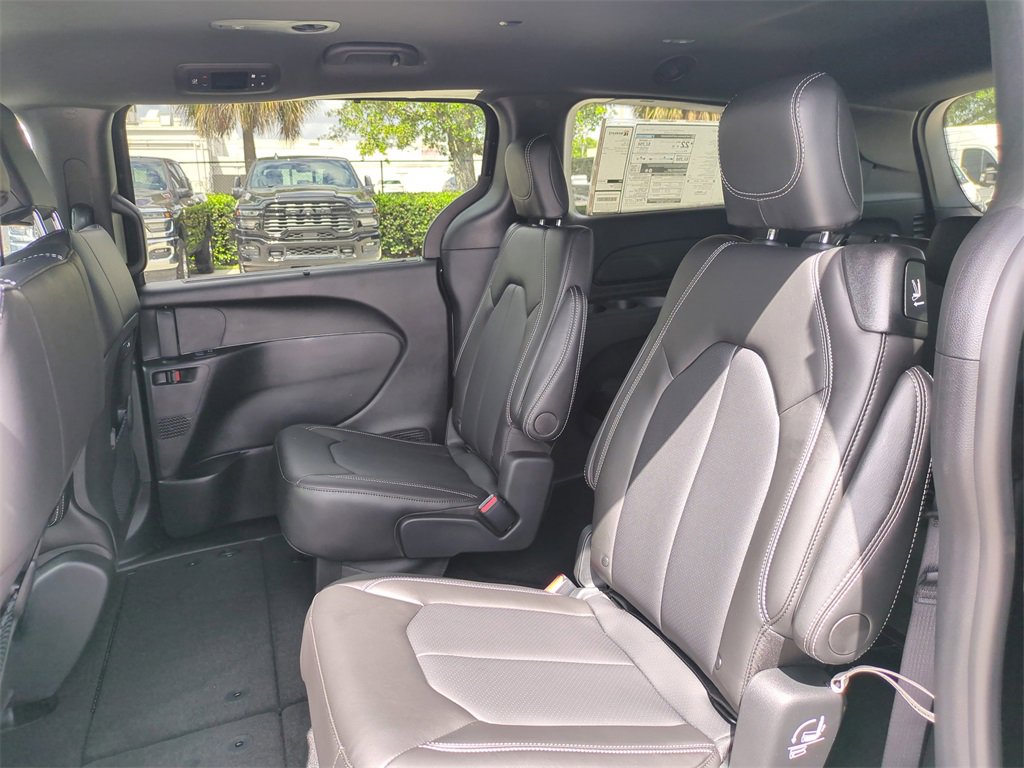 New 2026 Chrysler Pacifica Select w/ S Appearance Package image 15