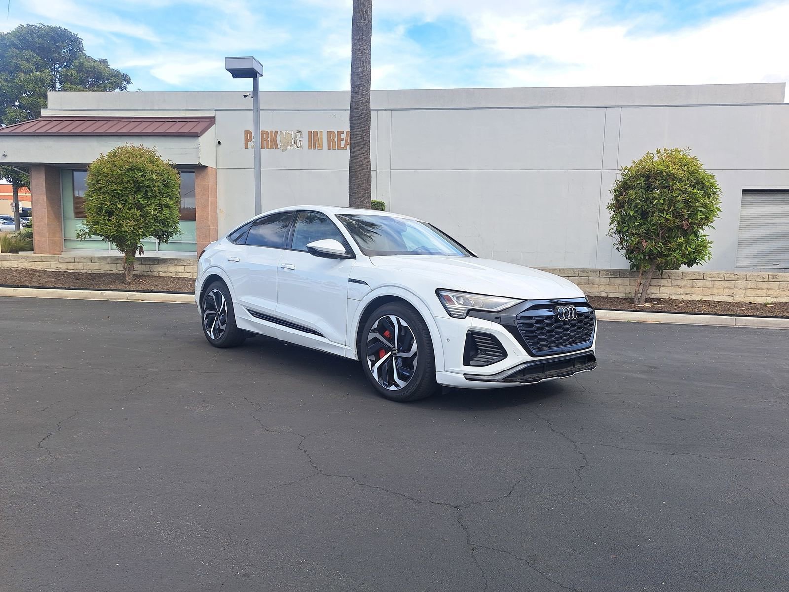 Used 2024 Audi Q8 e-tron Premium Plus image 2