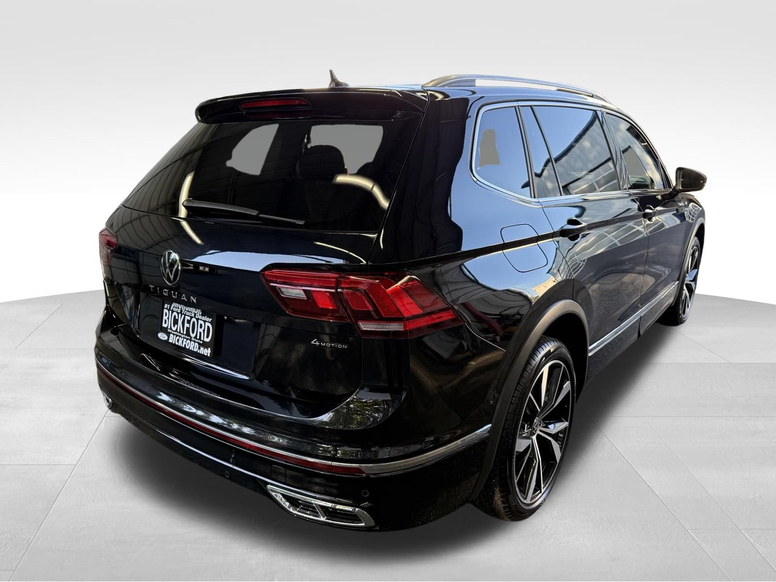 Used 2024 Volkswagen Tiguan SEL R-Line AWD/4WD image 5