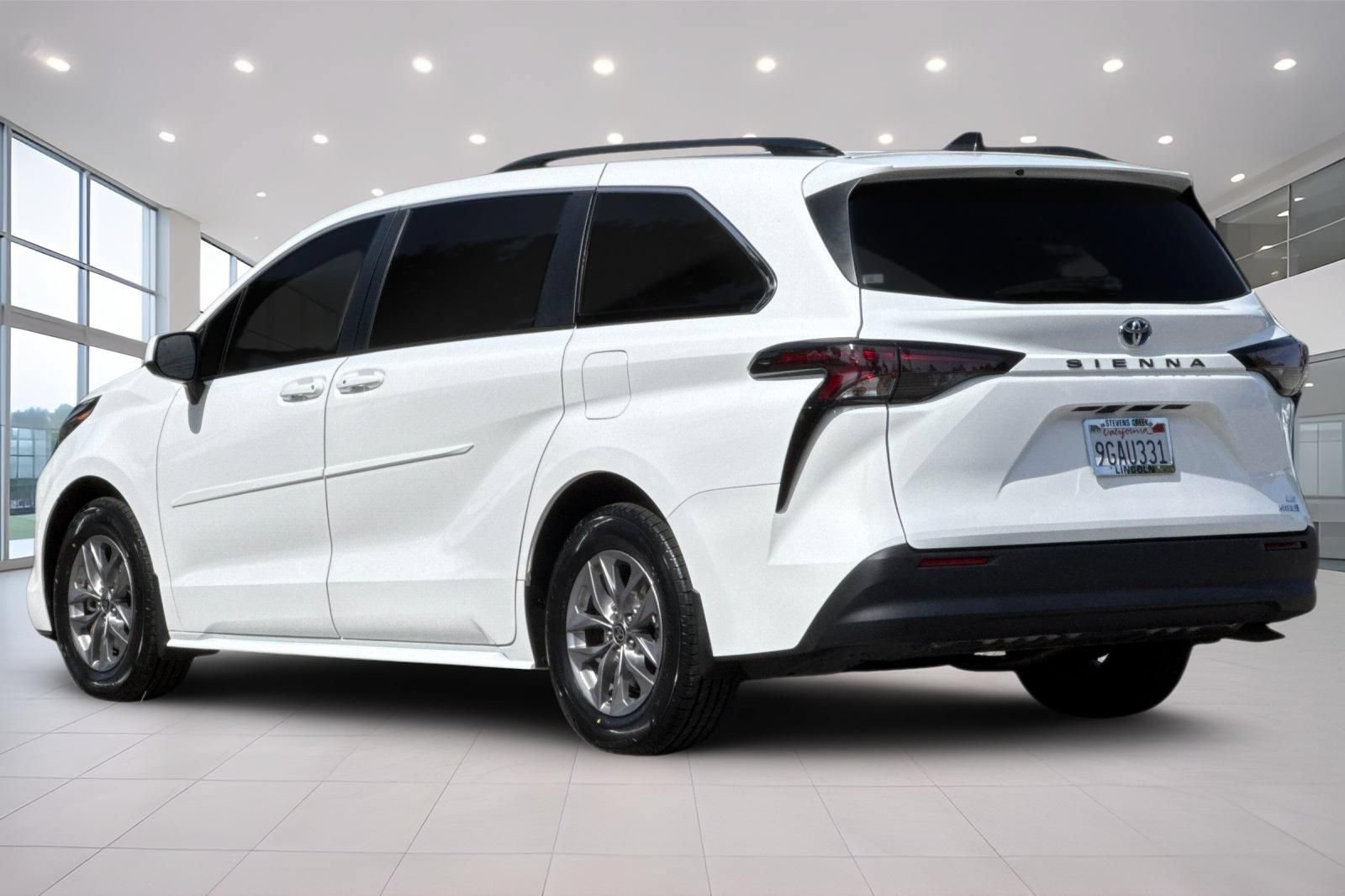 Used 2023 Toyota Sienna LE FWD image 6