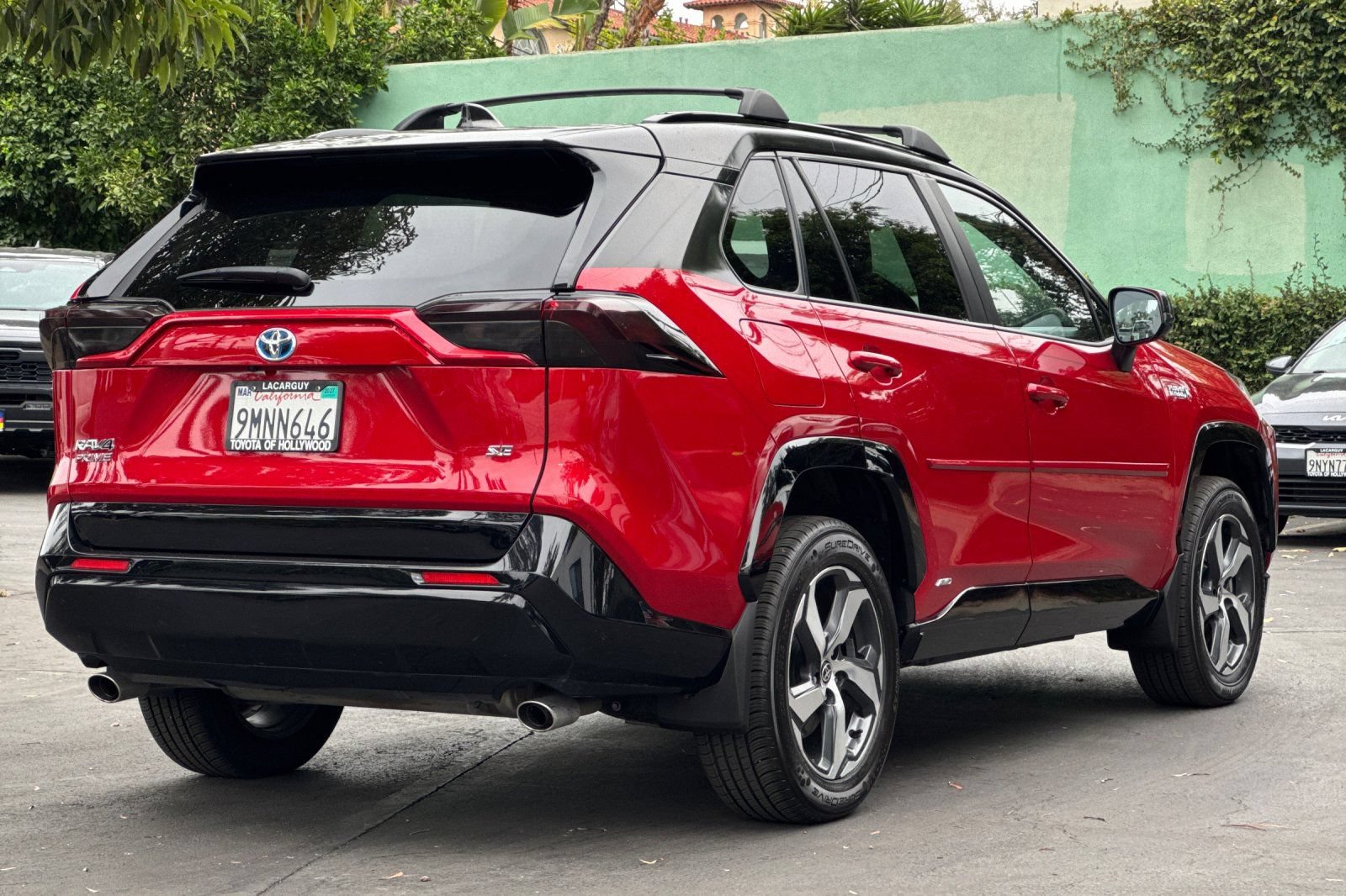Used 2022 Toyota RAV4 SE w/ Weather & Moonroof Package AWD/4WD image 4