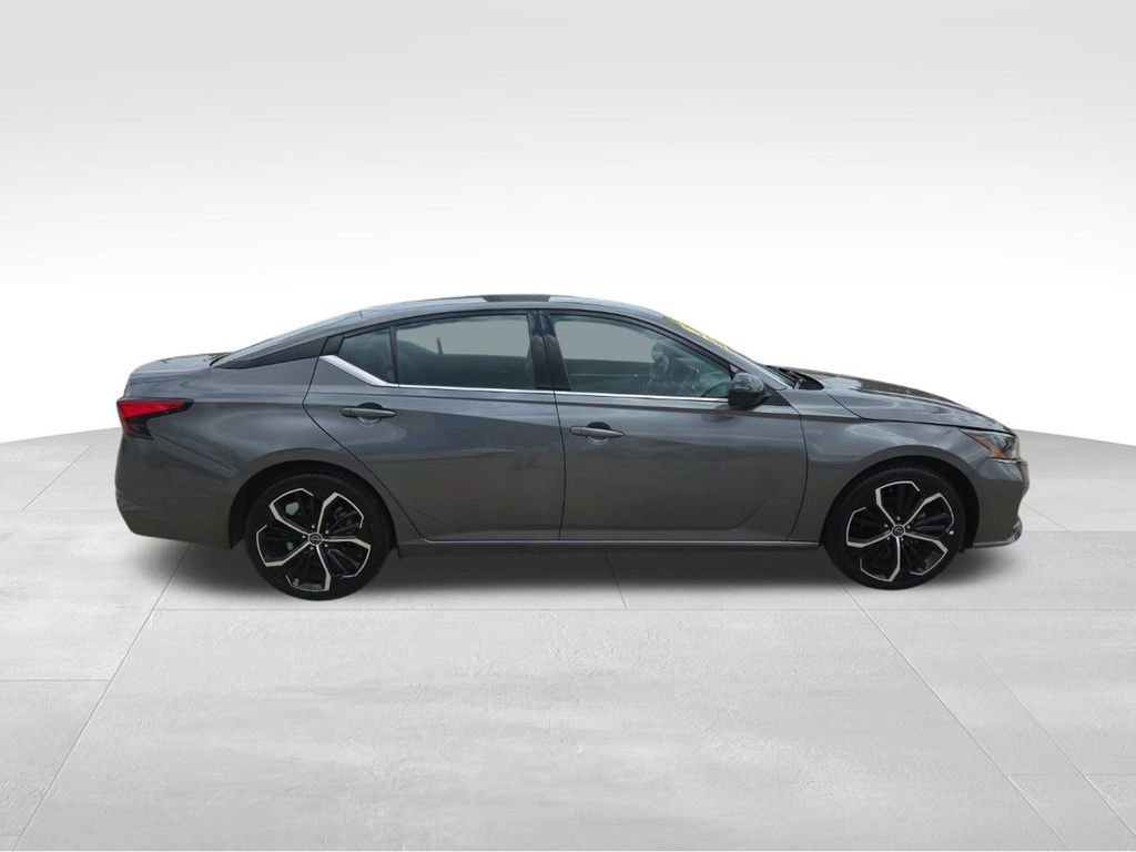 Used 2025 Nissan Altima 2.5 SR FWD image 12