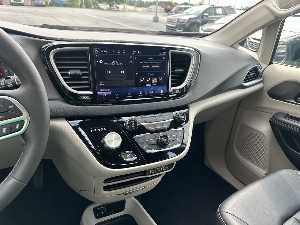 Used 2024 Chrysler Pacifica Touring-L FWD image 10