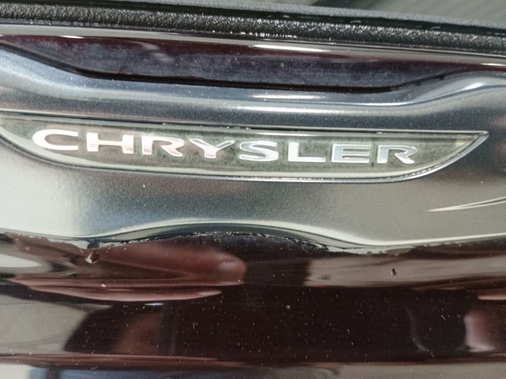 Used 2023 Chrysler Pacifica Limited w/ Uconnect Theater Family Group image 7