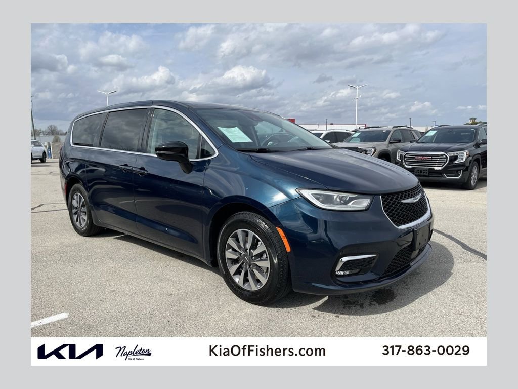 Used 2024 Chrysler Pacifica Select image 1