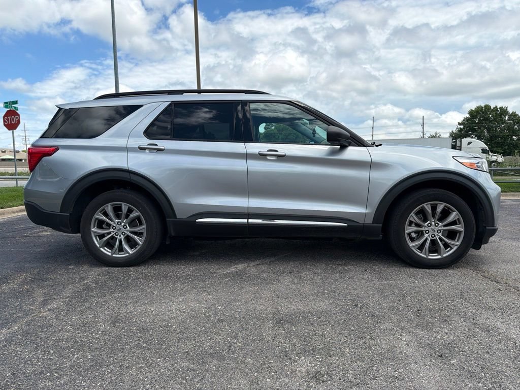 Used 2022 Ford Explorer XLT w/ Equipment Group 202A AWD/4WD image 4