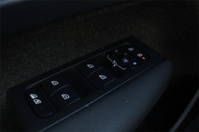 Used 2021 Volvo XC40 P8 Recharge w/ Advanced Package image 17